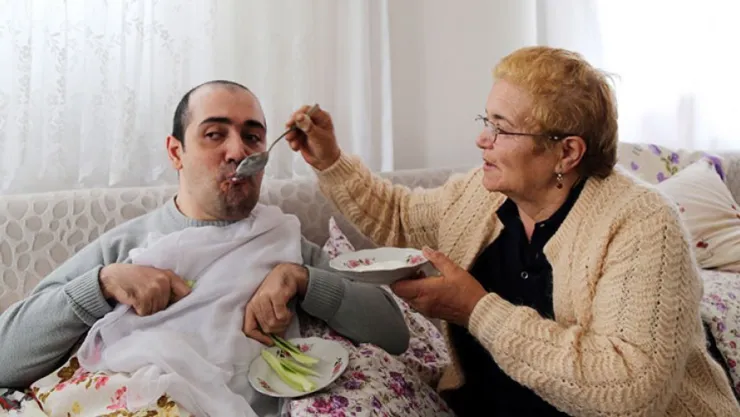 Engelli oğluna 30 yıldır bebek gibi bakıyor
