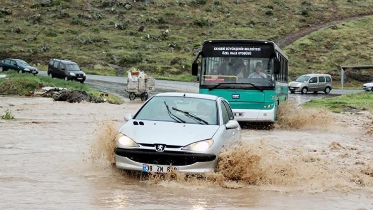 Sağanak yağış hayatı felç etti