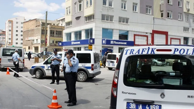 Şüpheli poşet polis ekiplerini alarma geçirdi