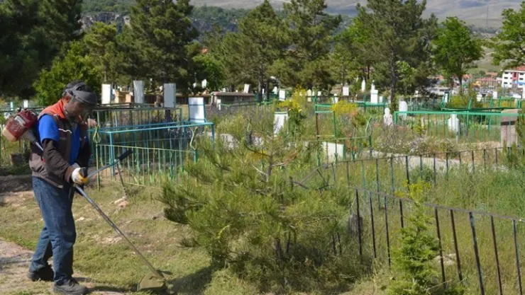 Bünyan belediyesi mezarlıklarda bayram temizliğine başladı