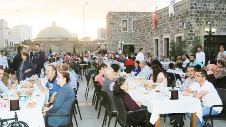 Vali Kamçı şehit aileleri ve gaziler ile iftarda buluştu