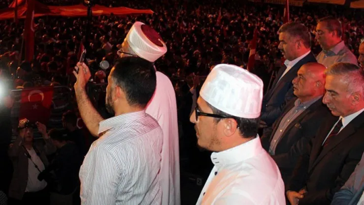 Demokrasi şehitleri için gıyabi cenaze namazı kılındı