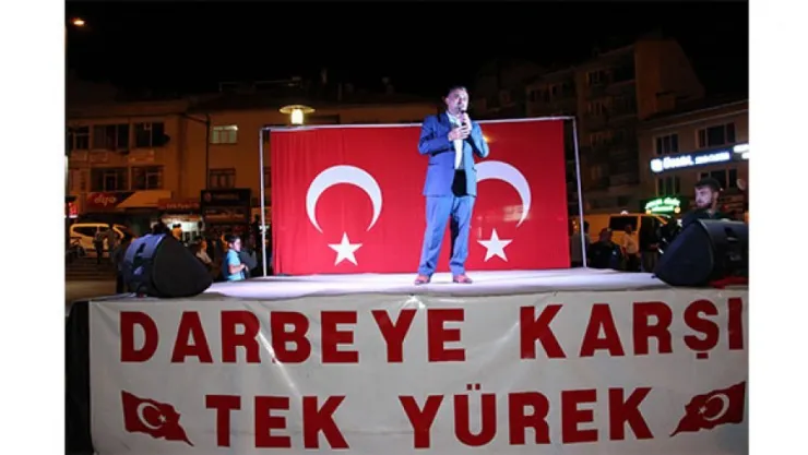 Develililer gündüz işinde gece demokrasi nöbetinde