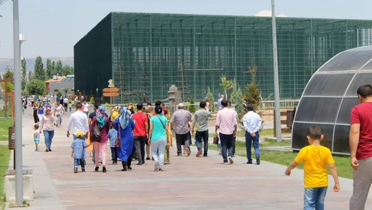 Harikalar Diyarı'nda bayram coşkusu