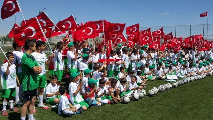 Kayseri Şeker yaz spor okullarına 800 öğrenci katıldı