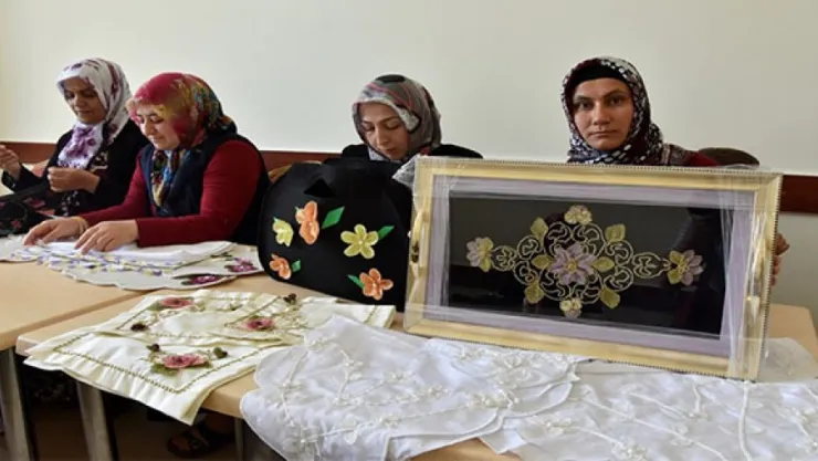 Kocasinan Belediyesi ev kadınlar için iğne oyası kursu açtı