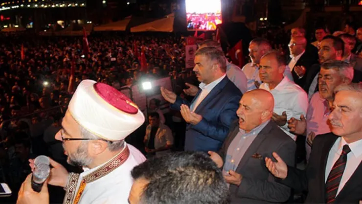 On binlerce kişi demokrasi şehitleri için gıyabi cenaze namazı kıldı