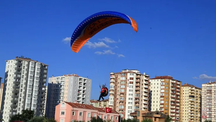 Talas'ta darbeye gökyüzünde bayraklı tepki