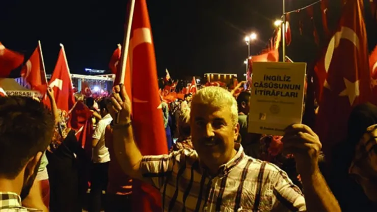 Vefa Derneği demokrasi nöbeti bekleyenlere kitap dağıttı