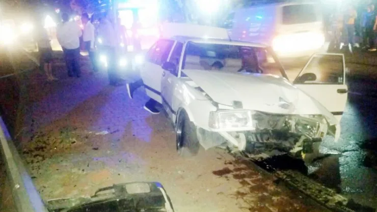 Otomobil direğe çarptı: 2 yaralı