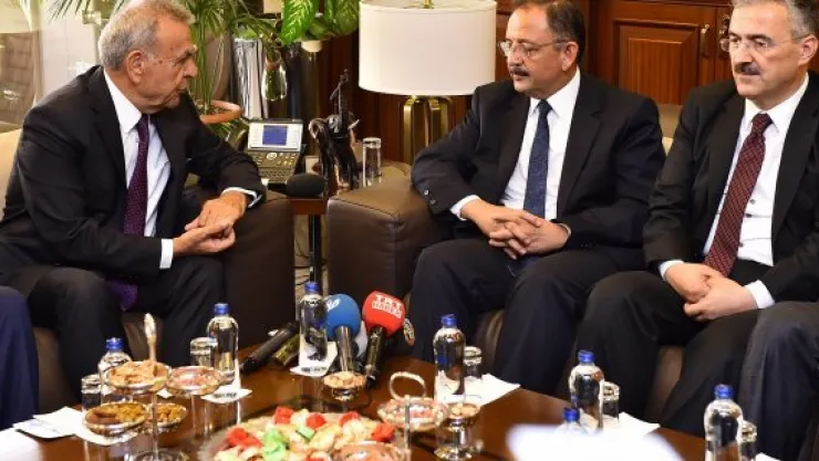 BAKAN ÖZHASEKi  HEYBESiNDE MÜJDE iLE  iZMiRE GiTTİ