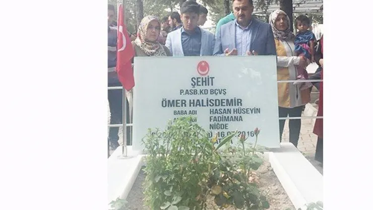 Başkan Cabbar'dan şehit Halisdemir'in kabrine ziyaret