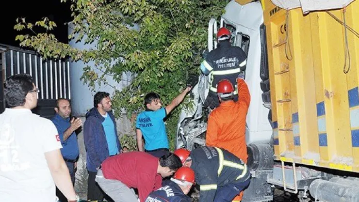 Kamyon akaryakıt istasyonuna girdi: 1 yaralı