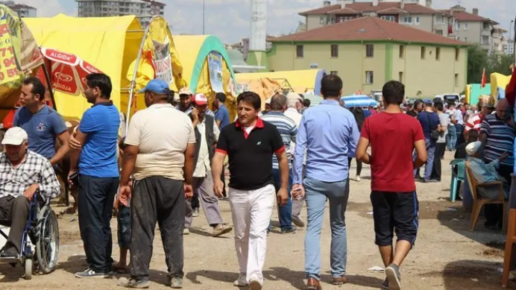 Kurban pazarında hafta sonu yoğunluğu