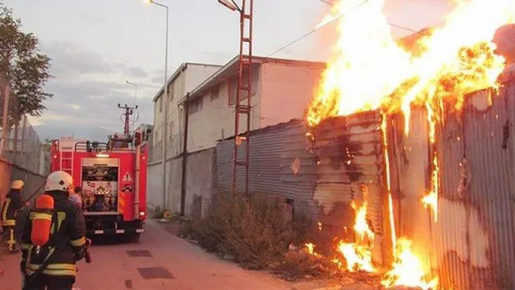 Melikgazi'de bir villa ve bir hurdalıkta yangın