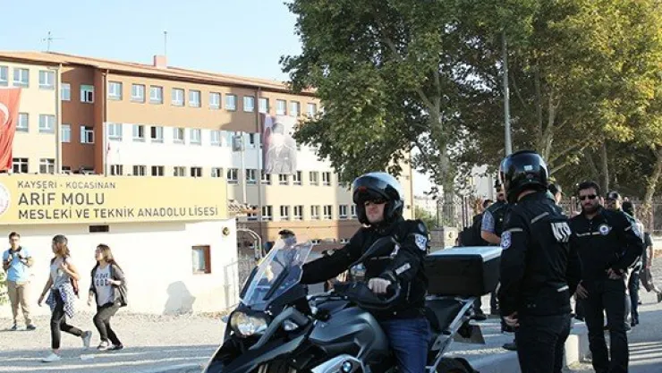 Polis ekiplerinden okul önlerinde denetim