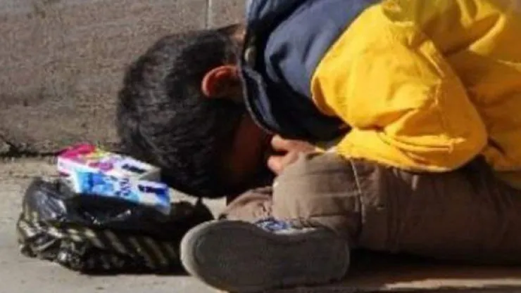 Sokakta mendil satan çocukların ailelerine ceza