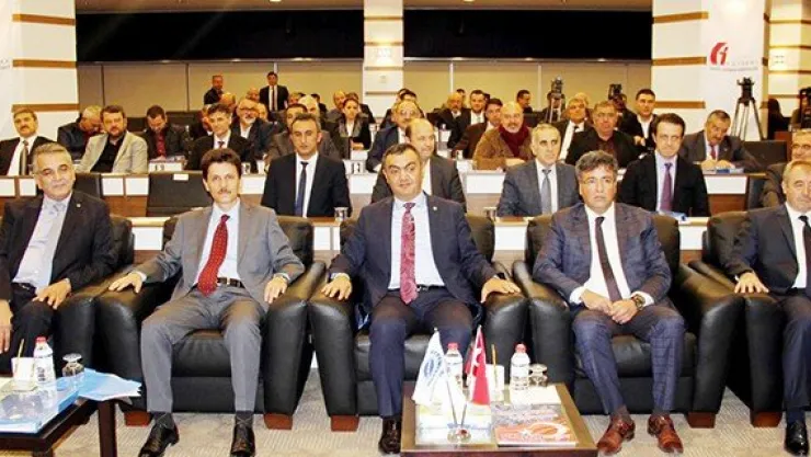 Sanayiciler gövdesini taşın altına koymaya hazır