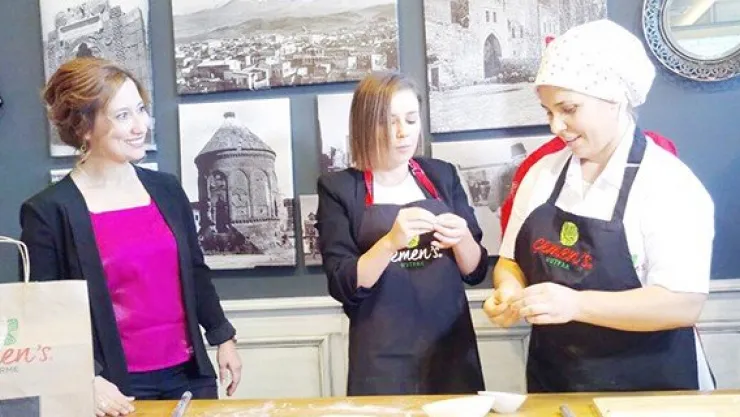 Şarkıcı Merve Özbey, Kayseri'de mantı açtı