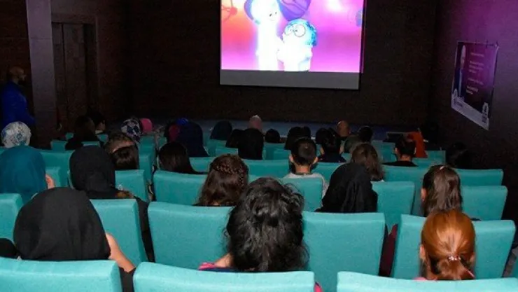 Yetim çocuklar 'Sinema Günü'nde