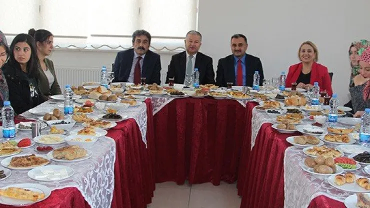 Kaymakam Duru ve Başkan Cabbar, öğrencilerle buluştu