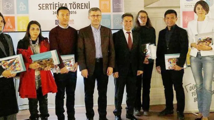 Anadolu Yazarlar Birliği 56 öğrenciye sertifikalarını verdi