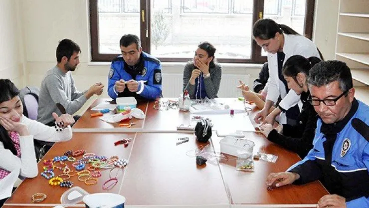 Engelleri &quotpolis ağabeyleri&quot ile aşacaklar