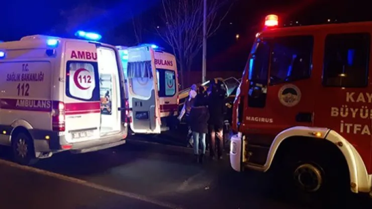 Otomobil evin duvarına çarptı: 4 yaralı