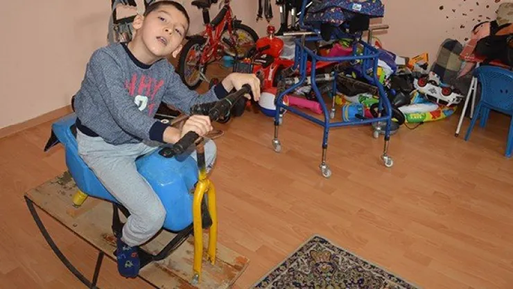 Çaresiz baba tahtalardan fizik tedavi aletleri yaptı