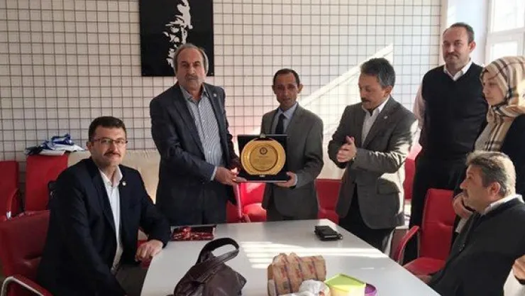 Eğitim Bir-Sen başarılı öğrencileri ödüllendirdi