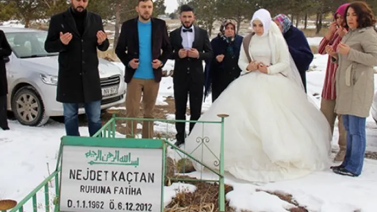 Gelinlik ile babasının mezarına gitti