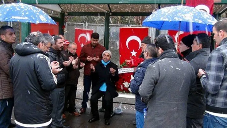 Hak-İş'ten Şehitler Durağına ziyaret