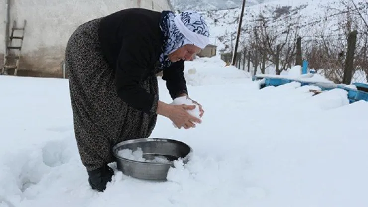 Karları eriterek susuzluklarını gideriyorlar