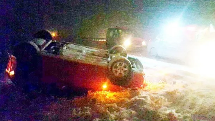 Park halindeki otomobili şarampole devirdi