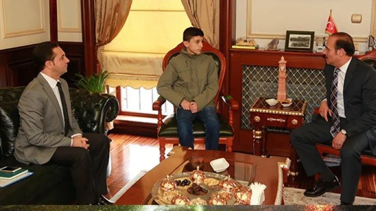 Vali Yurtnaç'tan TEOG birincisi öğrenciye ödül