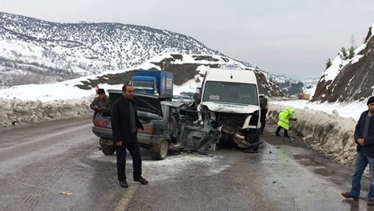 Yolcu minibüsü ile otomobil çarpıştı: 1 ölü, 6 yaralı
