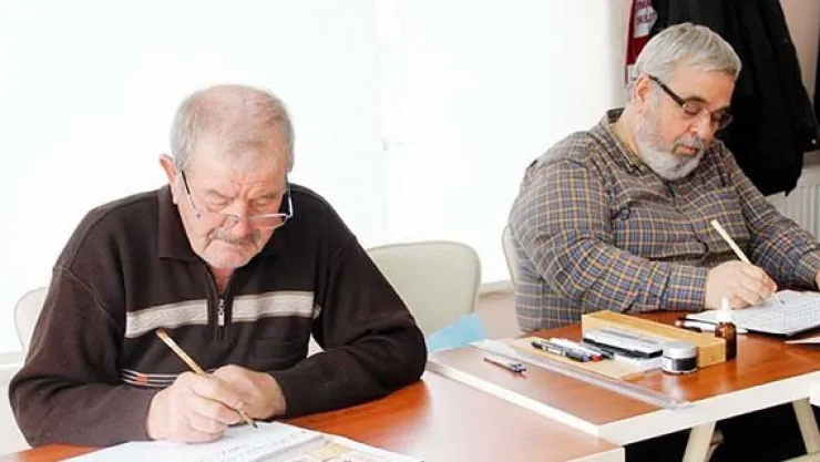 78 yaşında 13. kursu &quothüsnü hat&quota başladı