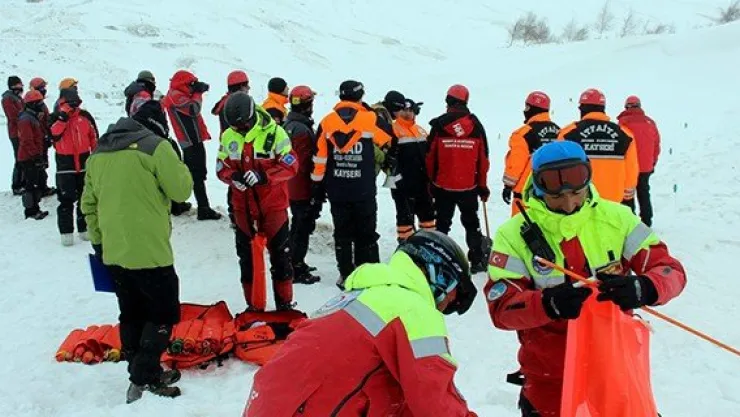 Arama kurtarma ekiplerinden gerçeğini aratmayan çığ tatbikatı