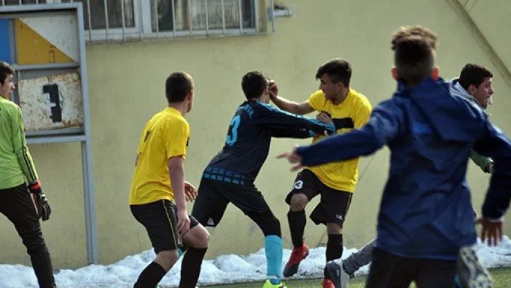 Futbol sahasında uçan tekme ve yumruklar konuştu
