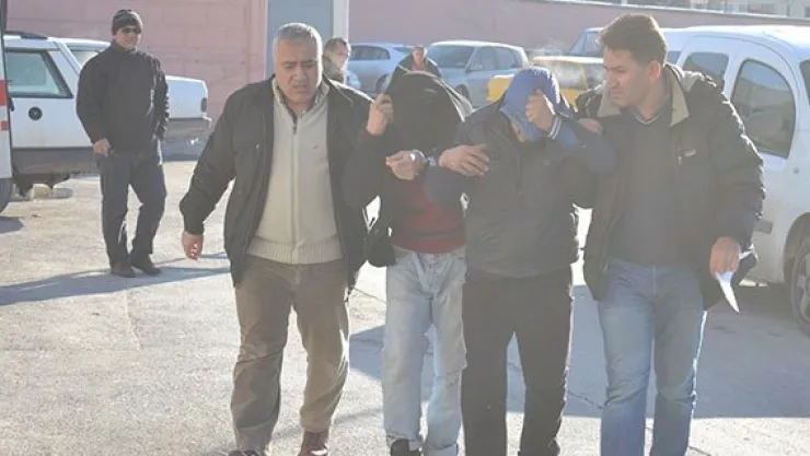 Hırsızlar kuyumcuda yakalandı