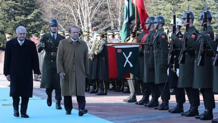 Pakistan Başbakanı Şerif'i resmi törenle karşıladı