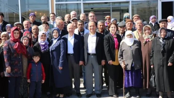Çolakbayrakdar çifti yaşlılarla buluştu