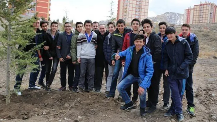 Melikgazi'de 10 bin 500 çam fidanı toprakla buluştu