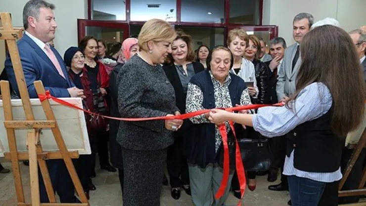 Vali Kamçı'nın eşi sergi açılışına katıldı