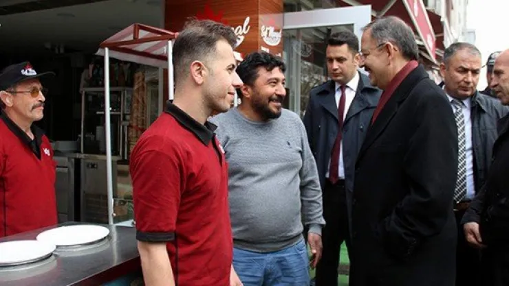 Bakan Özhaseki Kayseri'de esnafı gezdi, balık yedi