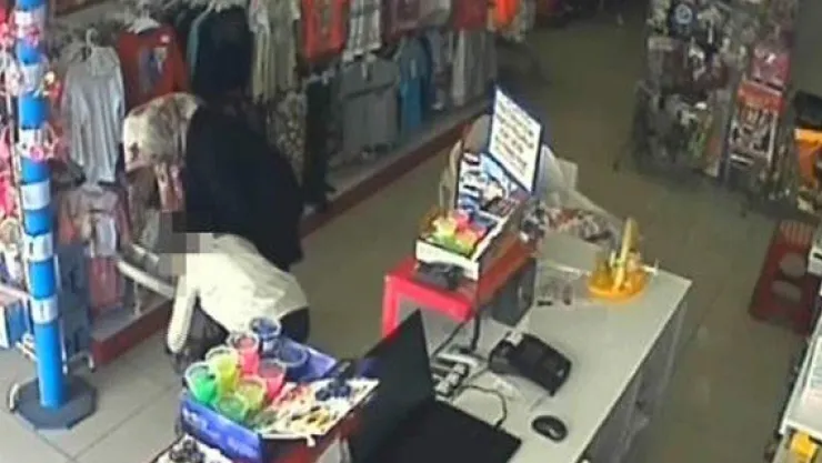 Çocuğuna hırsızlık yaptırdı