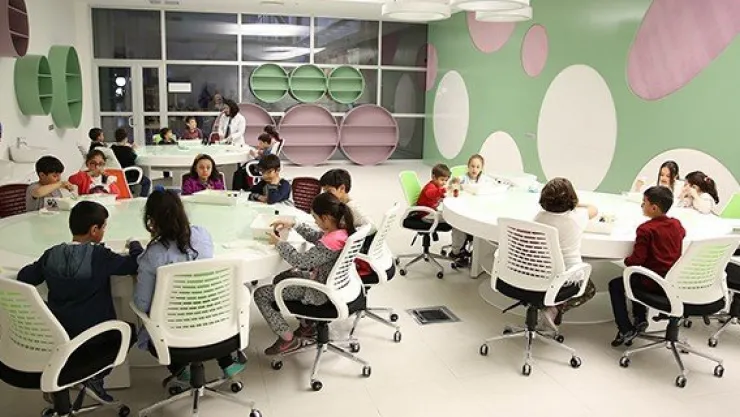 Çocuklar bilimi atölyede öğreniyor