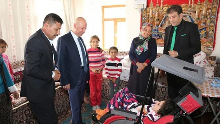 Çolakbayrakdar çifti 17 yaşındaki Şerife'yi sevindirdi