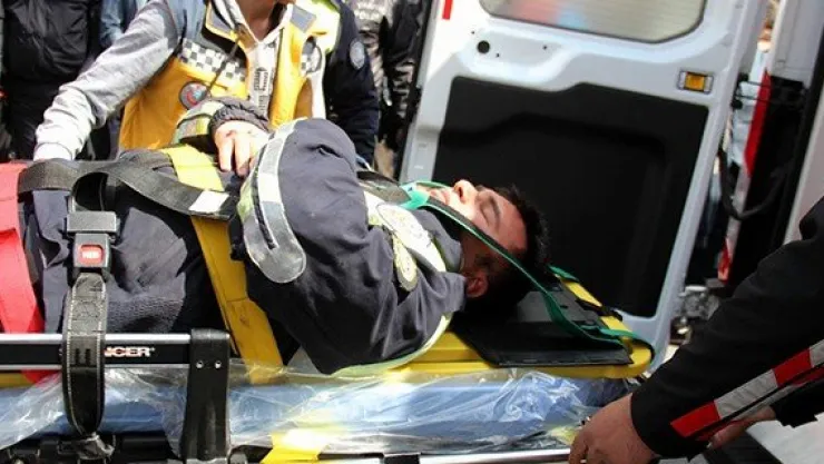 Kamyonet polise çarptı