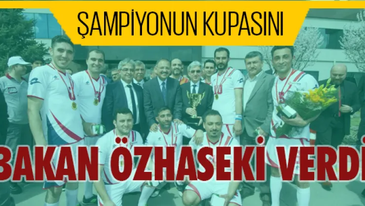 Şampiyonun kupasını Bakan Özhaseki verdi